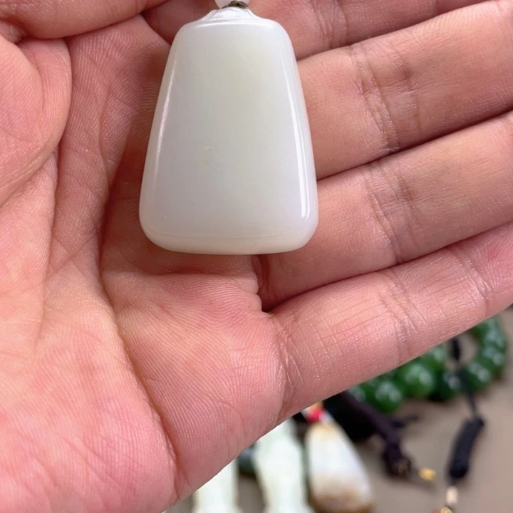 颈饰未镶嵌和田玉（糖玉）