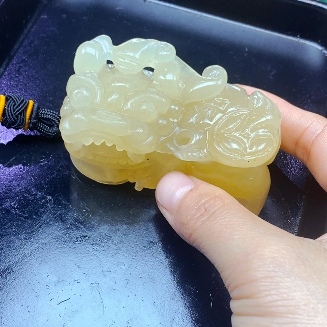石英质玉（黄龙玉）未镶嵌颈饰