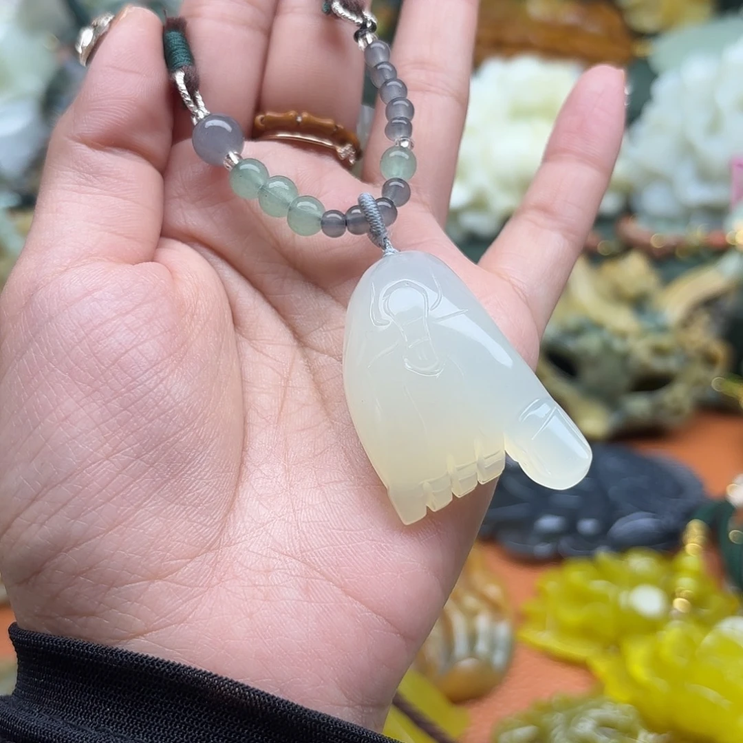 蛇纹石玉未镶嵌颈饰