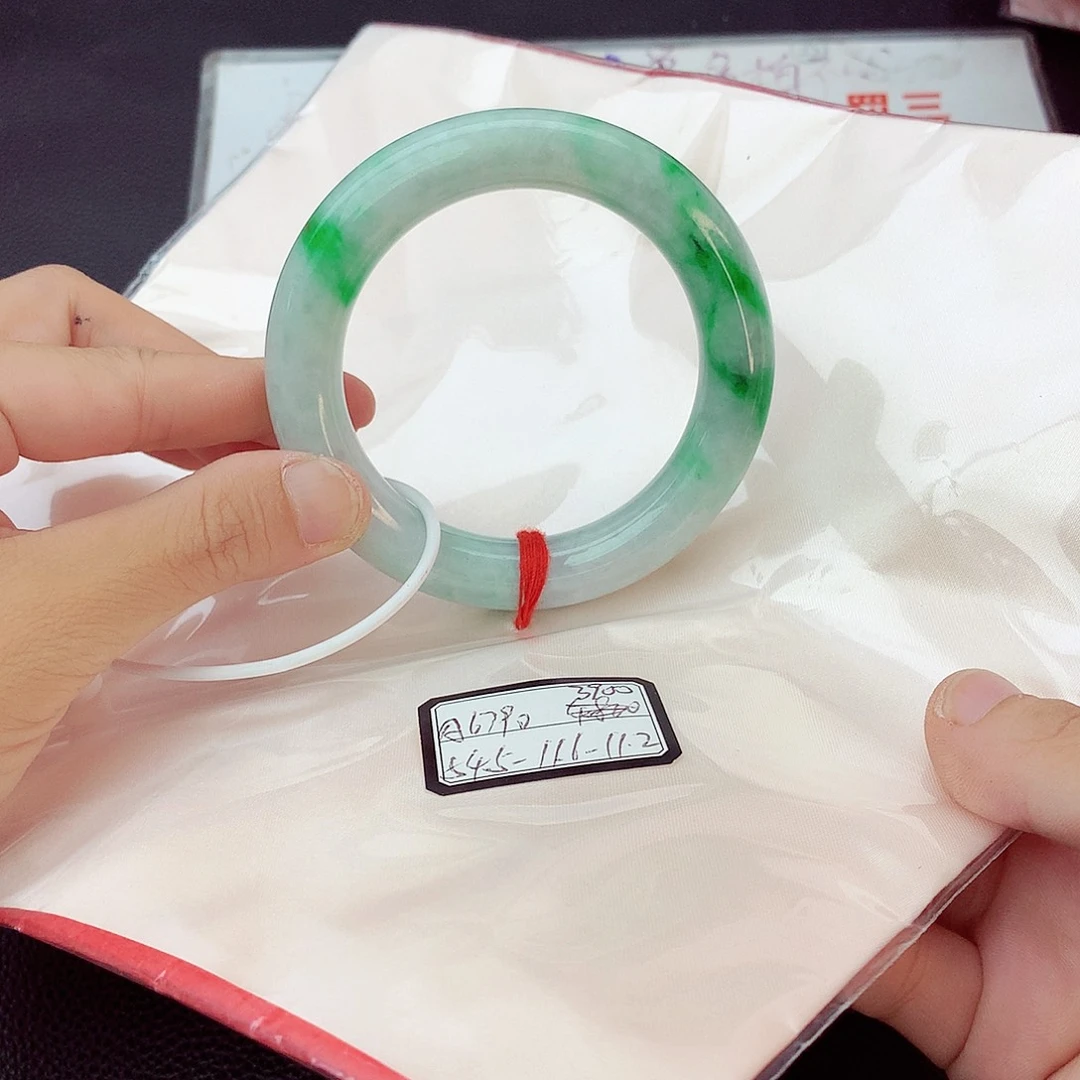 翡翠手镯未镶嵌翡翠