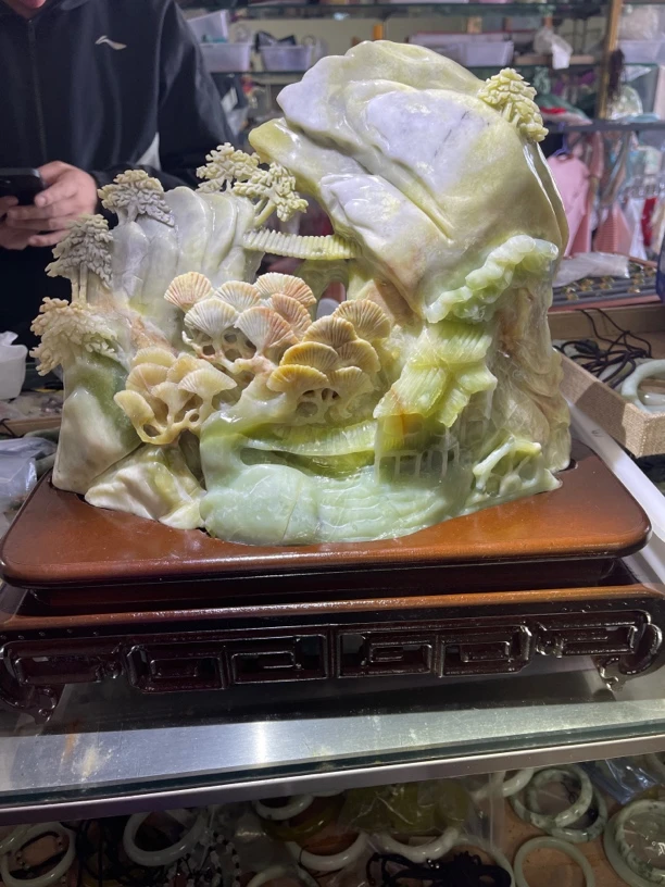 天然玉石山水摆件、山有靠山水属财、财源滚滚来