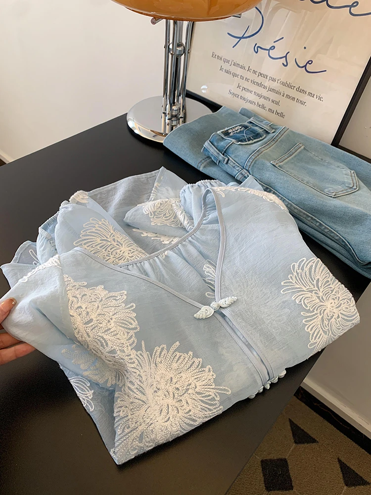 新中式轻国风蓝色刺绣v领衬衣女2025新款爆款高级感正肩休闲上衣