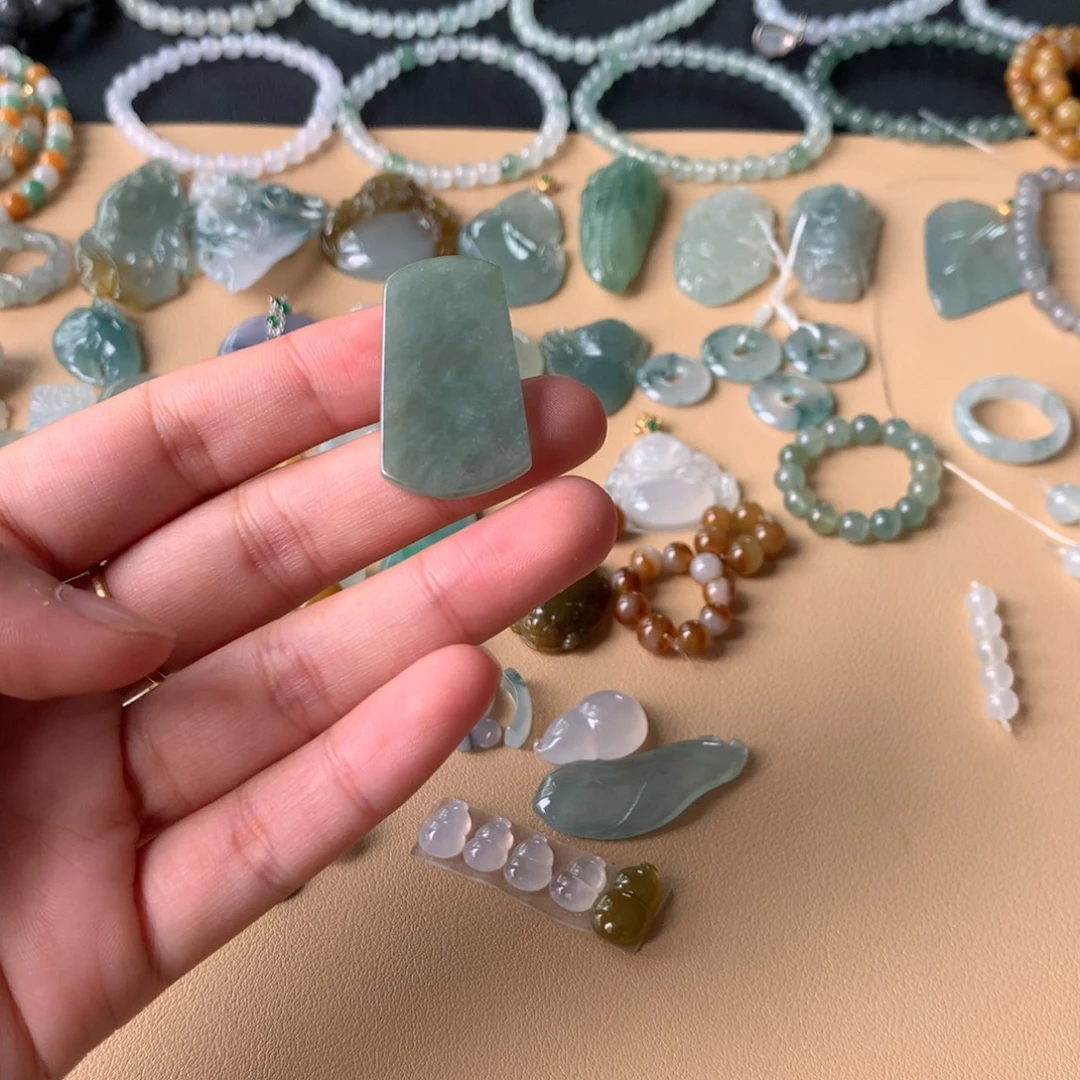 翡翠未镶嵌颈饰无事牌