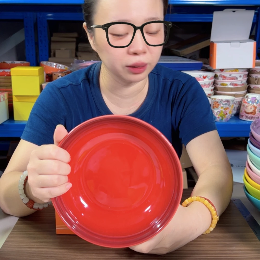 陶瓷红色的燕麦碗
