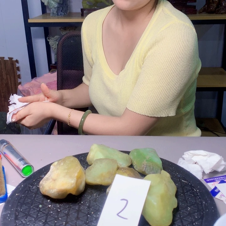 未镶嵌蛇纹石玉1岫玉