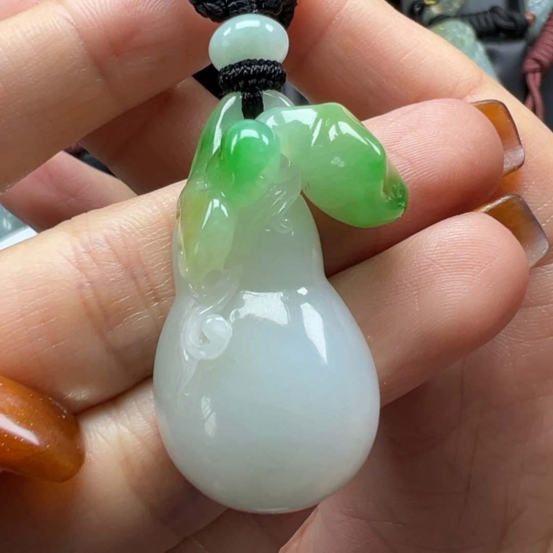 翡翠未镶嵌颈饰葫芦