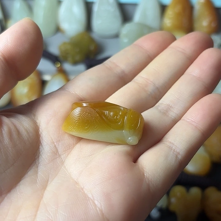 和田玉未镶嵌吊坠(赠链)