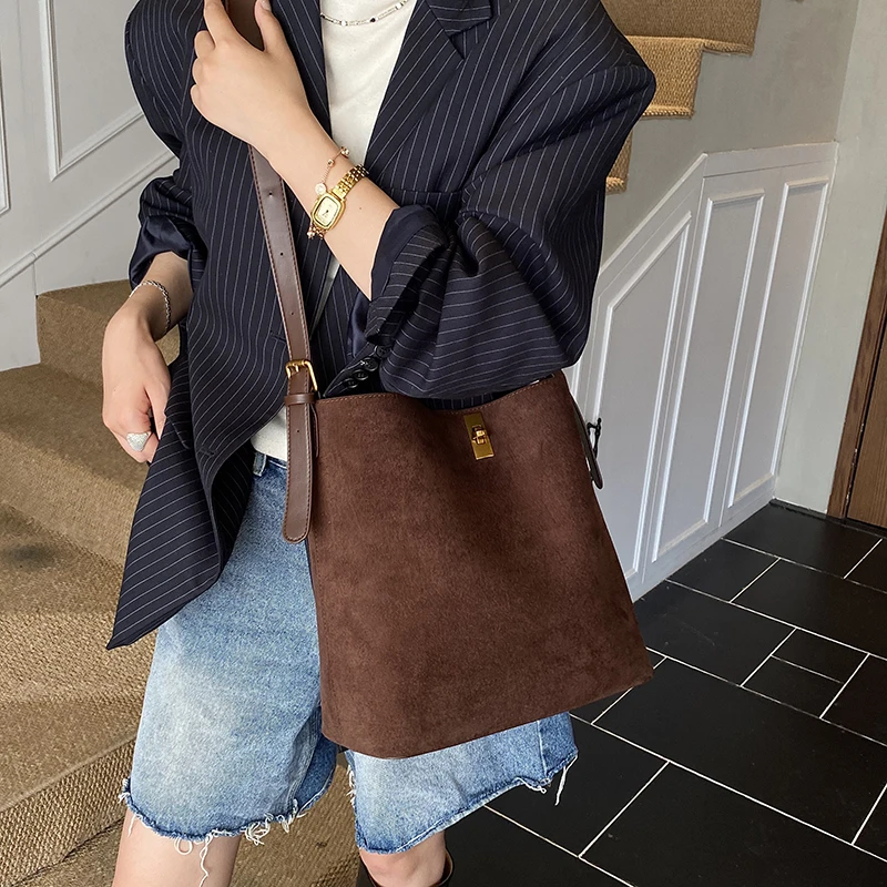 韩系通勤水桶包女秋冬高级感麂皮绒复古时尚简约大容量单肩斜挎包