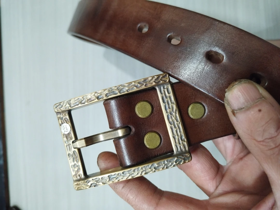 牛崽男款实心头层牛皮腰带。<头层牛皮+西风线切割手工黄铜扣头>