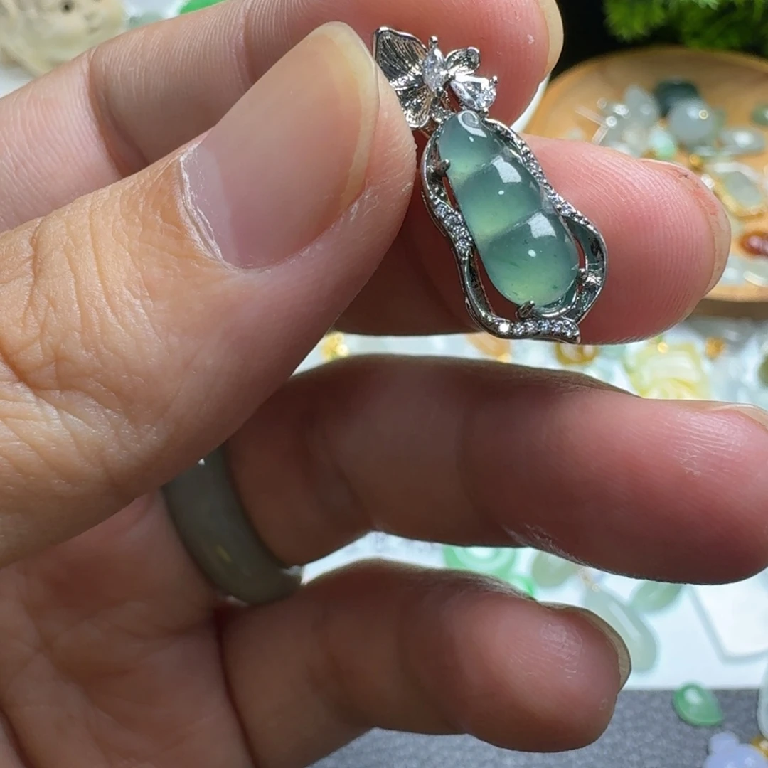 翡翠未镶嵌颈饰小福豆