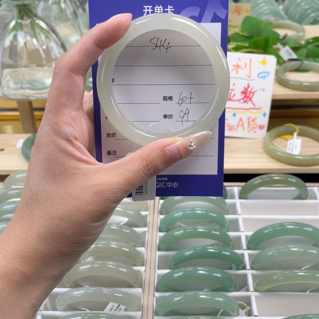 未镶嵌手镯石英质玉红****