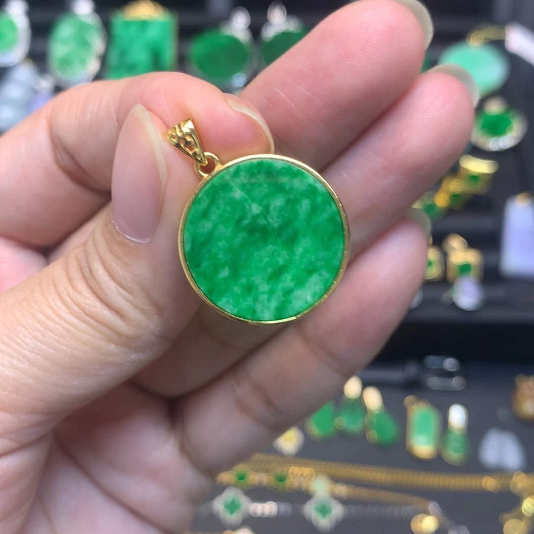 翡翠未镶嵌颈饰有纹裂