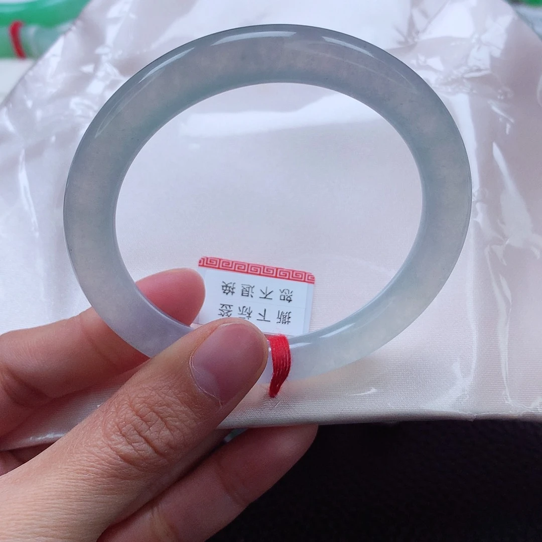 翡翠手镯未镶嵌洛**人天然翡翠