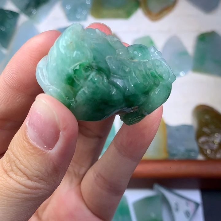 翡翠未镶嵌颈饰好