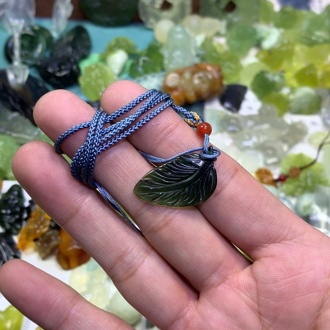 岫玉颈饰未镶嵌白*予羽毛