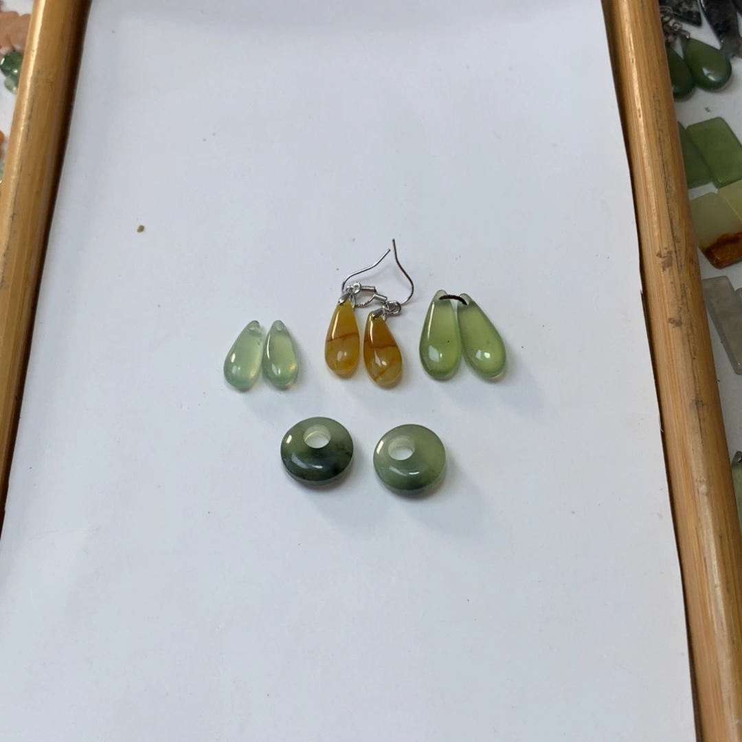 哈***哈未镶嵌蛇纹石玉耳环