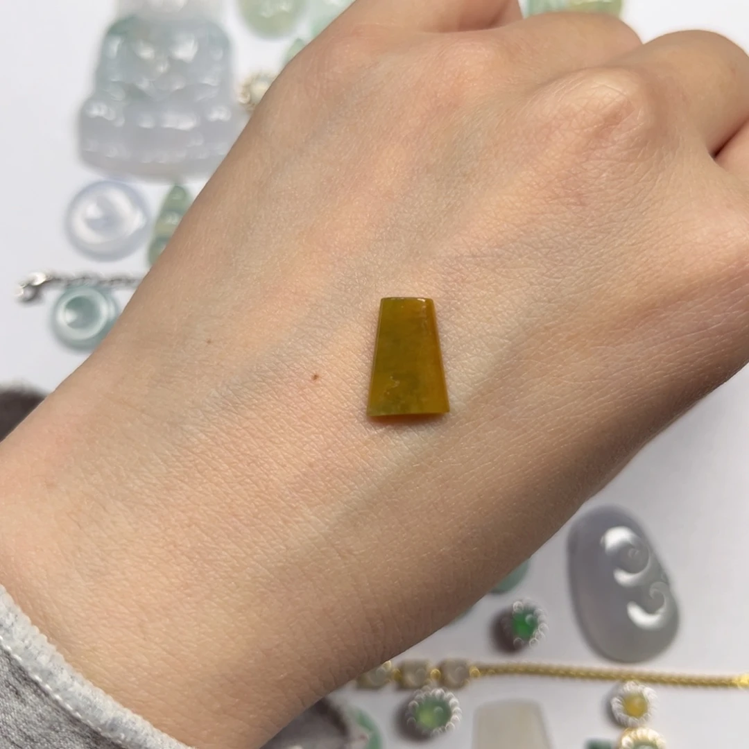 翡翠颈饰未镶嵌黄翡无事牌（有纹）