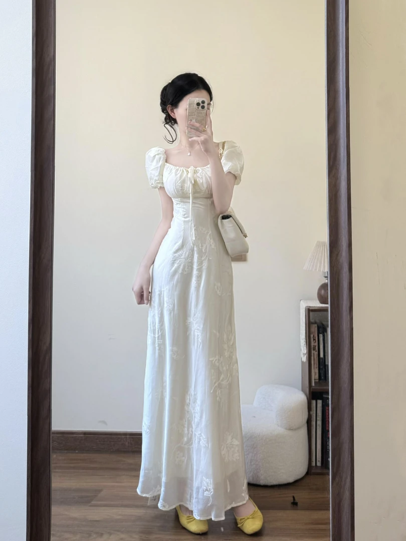 法式优雅泡泡袖刺绣方领连衣裙女夏季2025新款别致温柔气质长裙子