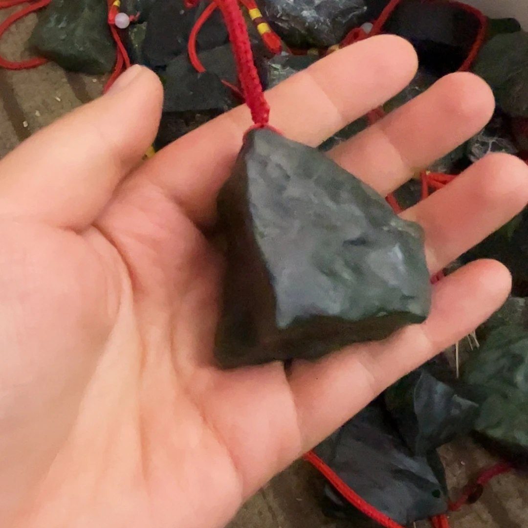 苗***苗蛇纹石玉未镶嵌颈饰