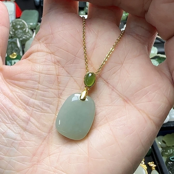 蝴***酒和田玉银S925镶嵌颈饰