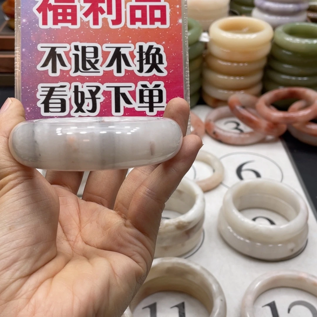 过***言未镶嵌手镯石英质玉