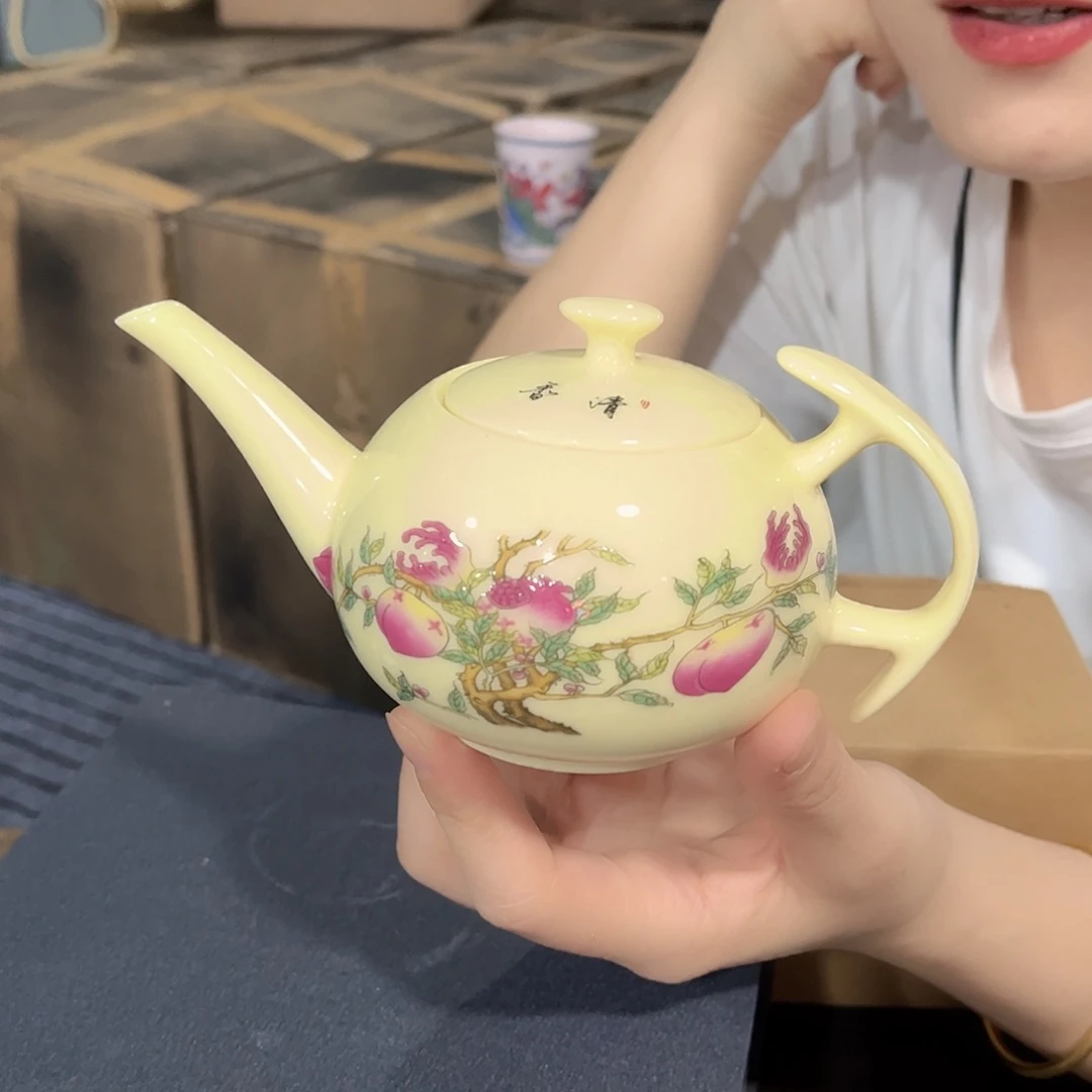 摆件景德镇陶瓷茶壶。