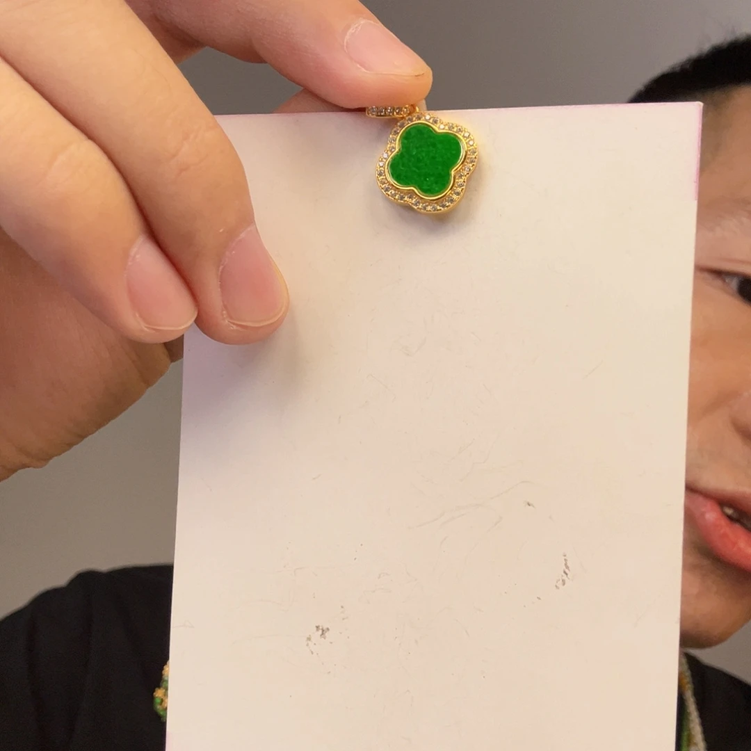 翡翠未镶嵌颈饰一件