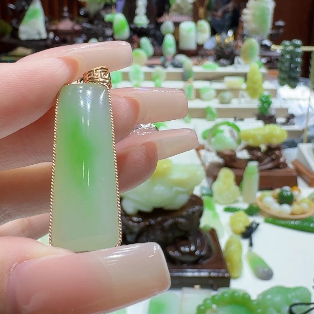 和田玉（翠青玉）18K金镶嵌挂件翠青面包牌