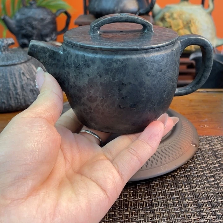 龙*号冰碛岩汉瓦壶茶具