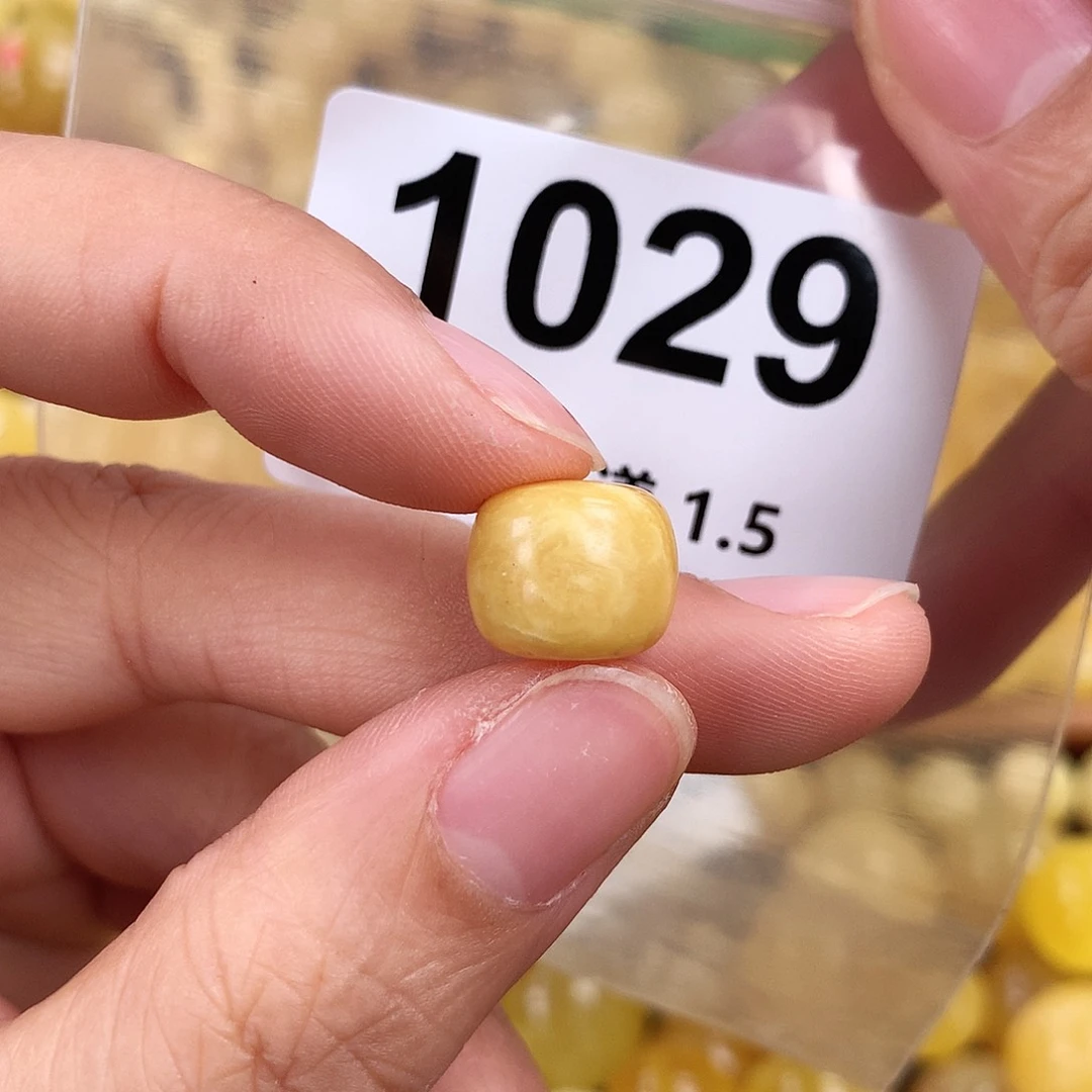 未镶嵌琥珀珠宝奇石12.4