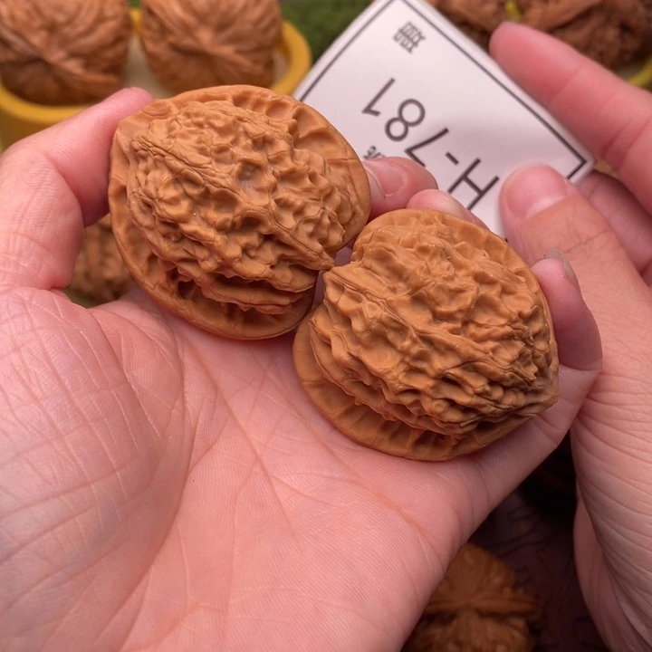 桃核把件金牛41…..