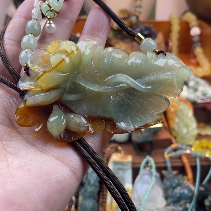 娇***女蛇纹石玉未镶嵌吊坠