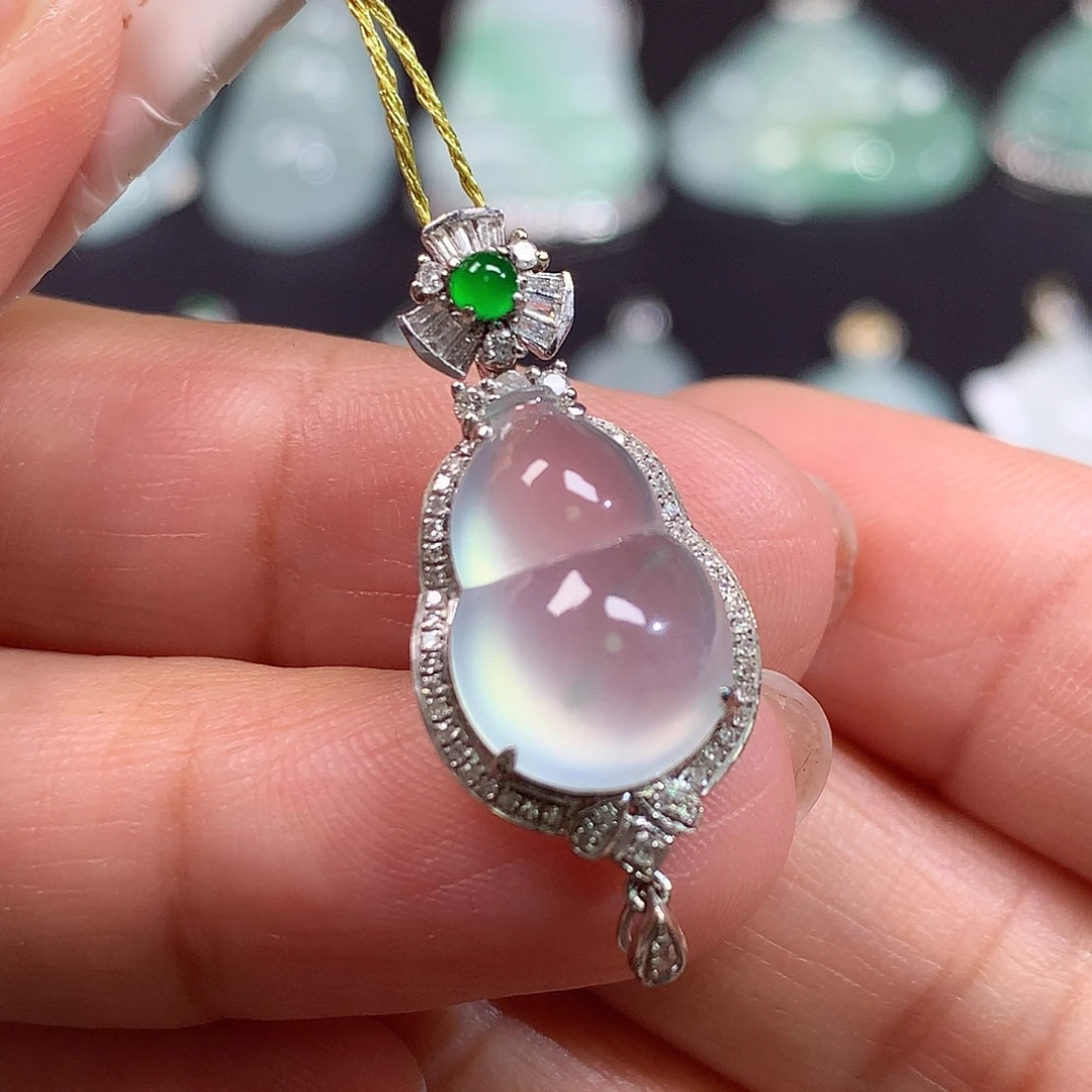 翡翠18K金镶嵌颈饰葫芦