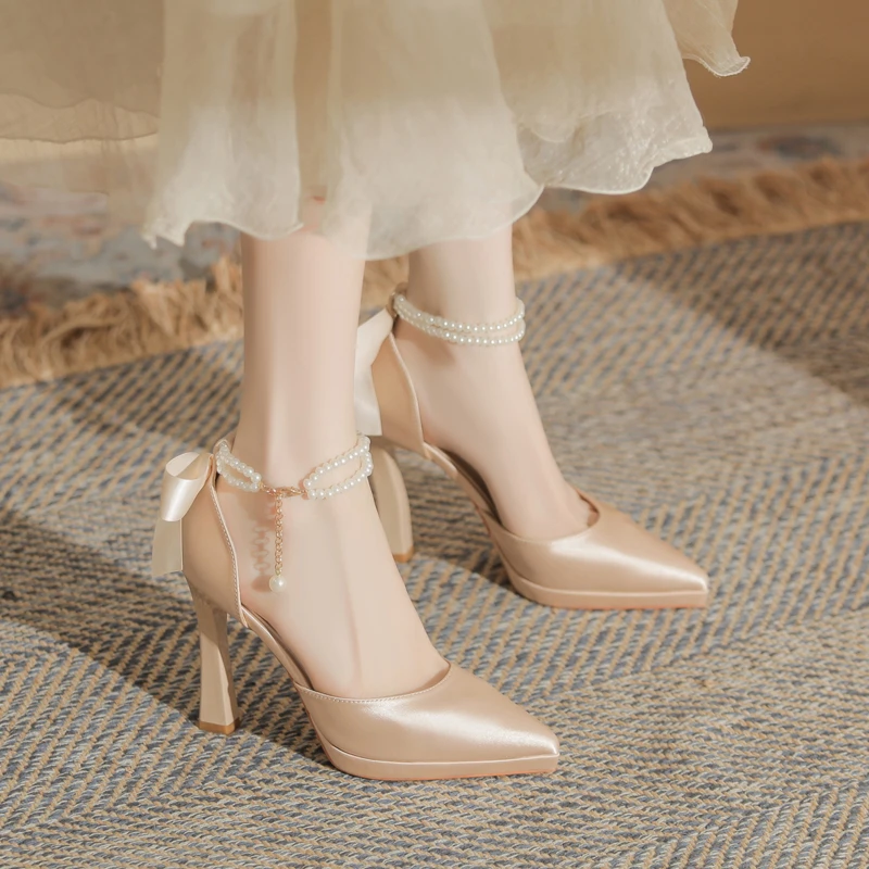 一字式扣带尖头凉鞋女粗跟高跟鞋珍珠蝴蝶结婚鞋女富家千金风女鞋