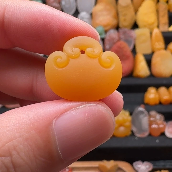 颈饰未镶嵌石英质玉（缅黄）