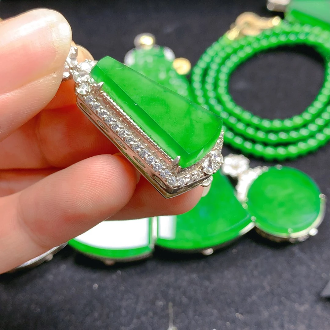 翡翠银S925镶嵌颈饰翡翠