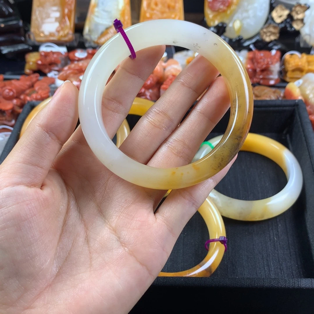 大***季石英质玉（黄龙玉）未镶嵌手镯