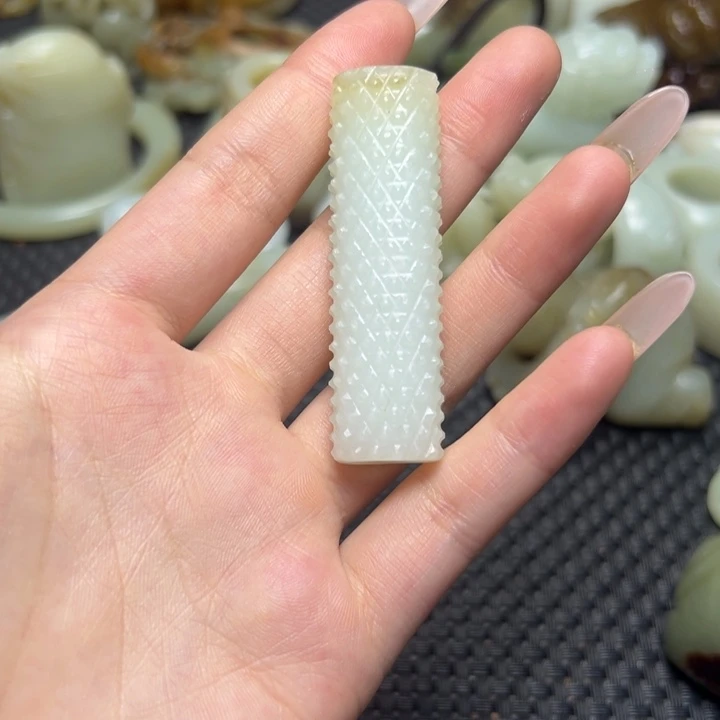 颈饰未镶嵌和田玉（青白玉）