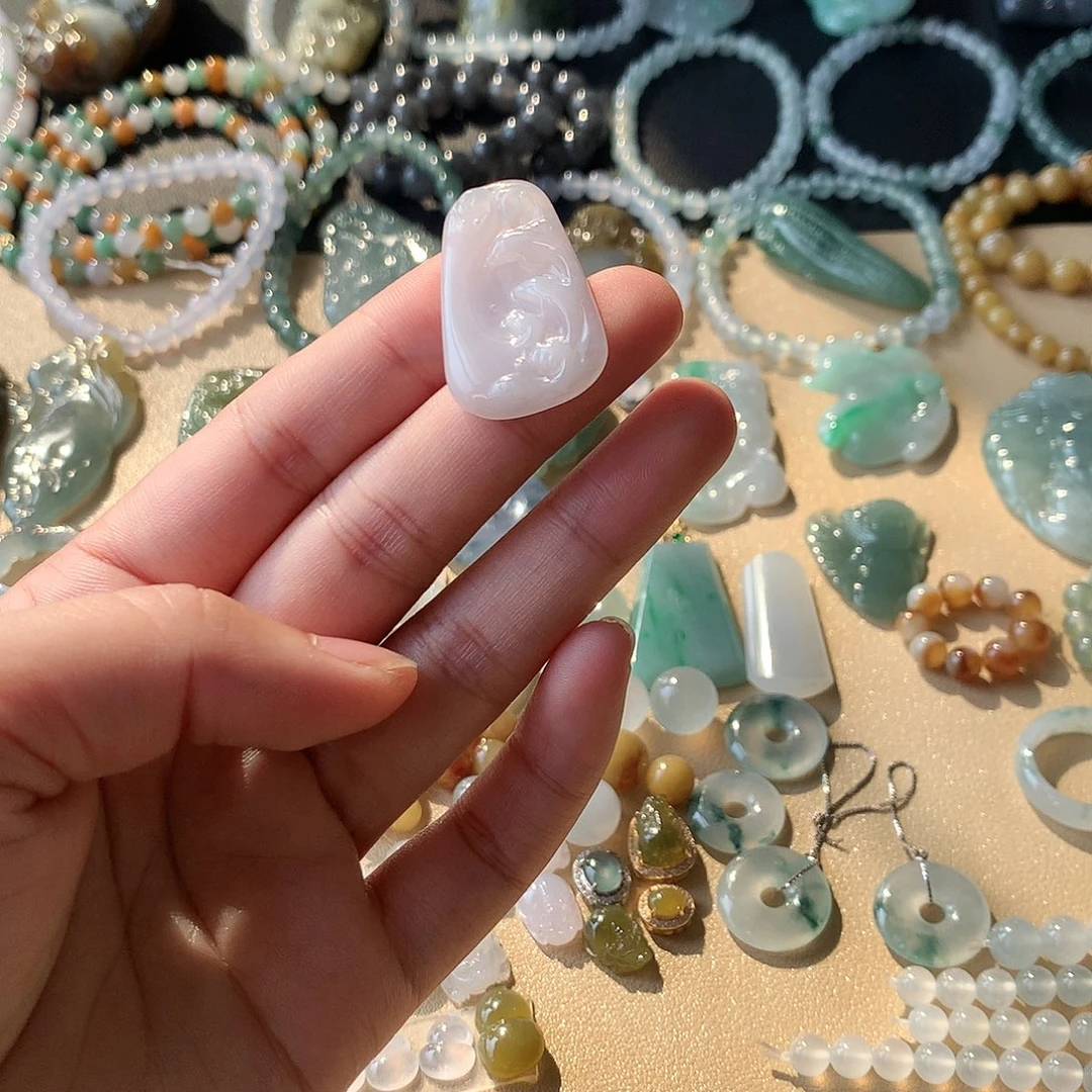 翡翠未镶嵌颈饰海豚