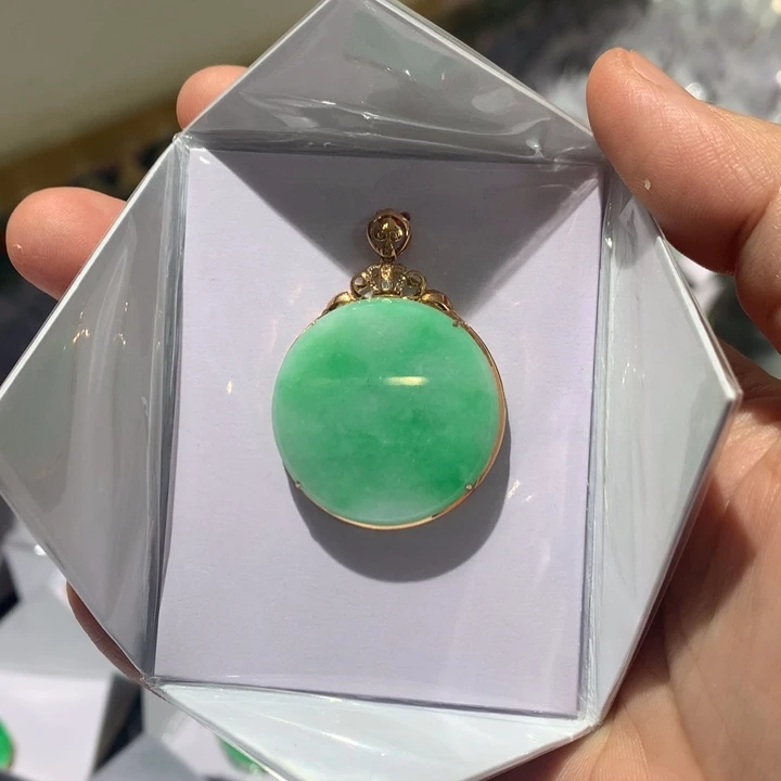 翡翠颈饰18K金镶嵌翡翠吊坠