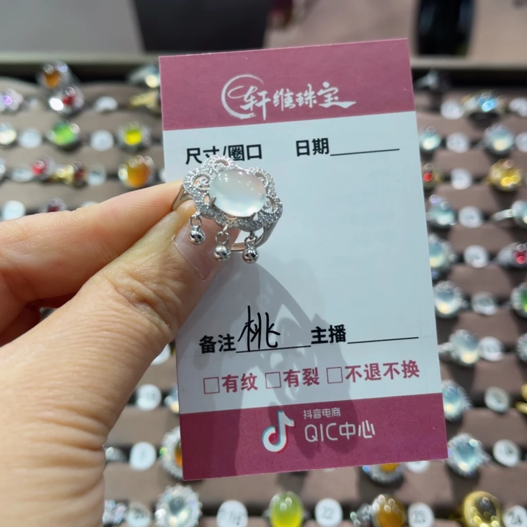 蛇纹石玉手镯未镶嵌张**?