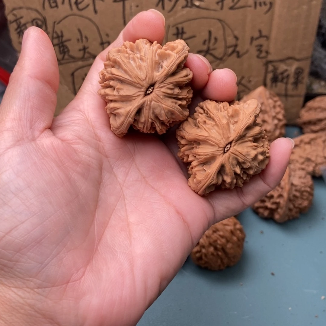 霜***归文玩核桃吊坠九龙潭虎头王60