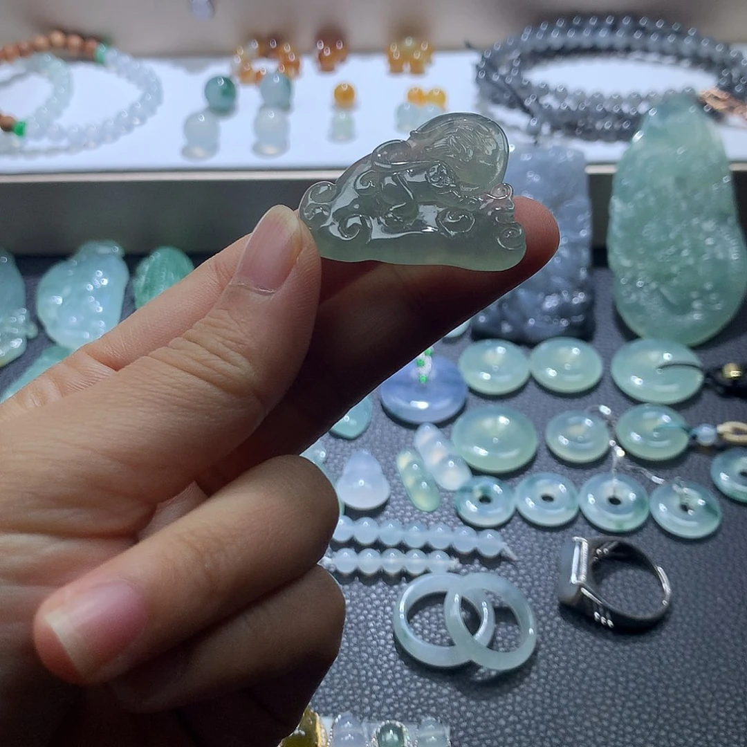 翡翠未镶嵌颈饰孙悟空