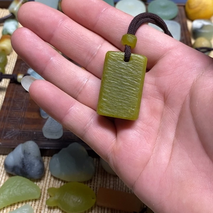 鹅***动蛇纹石玉未镶嵌颈饰