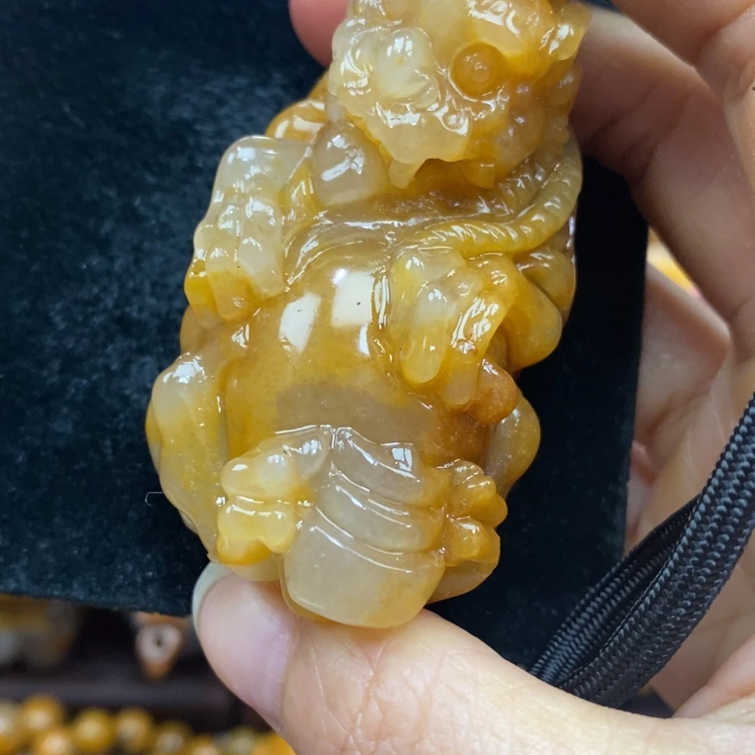 未镶嵌石英质玉（黄龙玉）颈饰