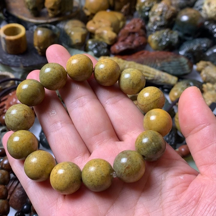 未镶嵌岫岩河磨玉（透闪石质玉）把件