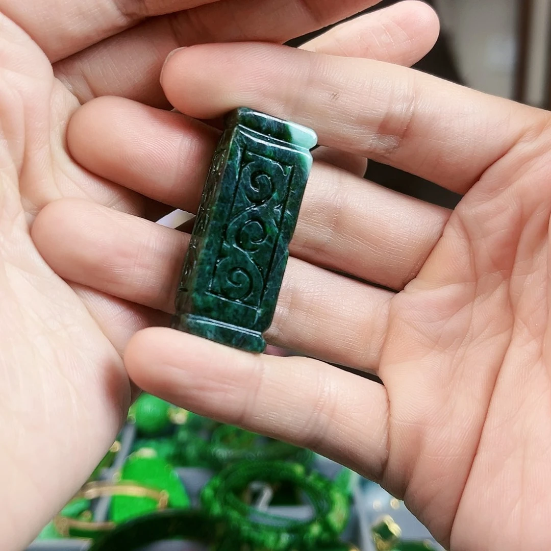 翡翠颈饰未镶嵌吊坠