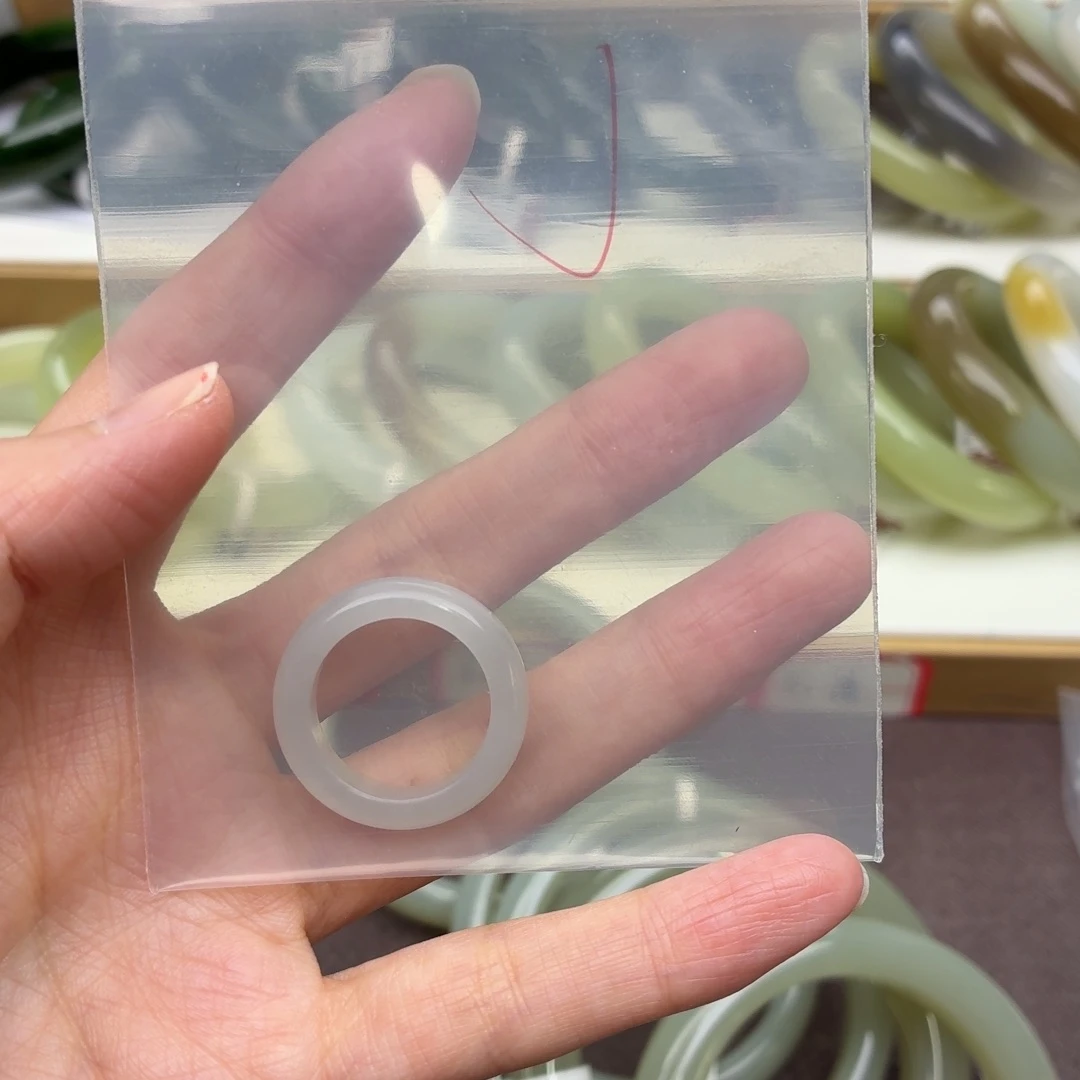 L****和田玉18K金镶嵌耳饰