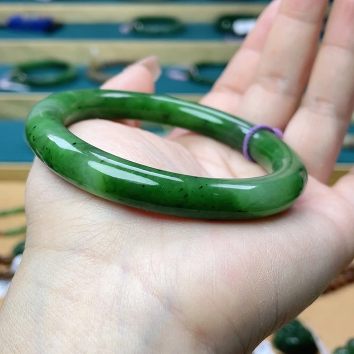 和田玉手镯59圈口。编号5未镶嵌