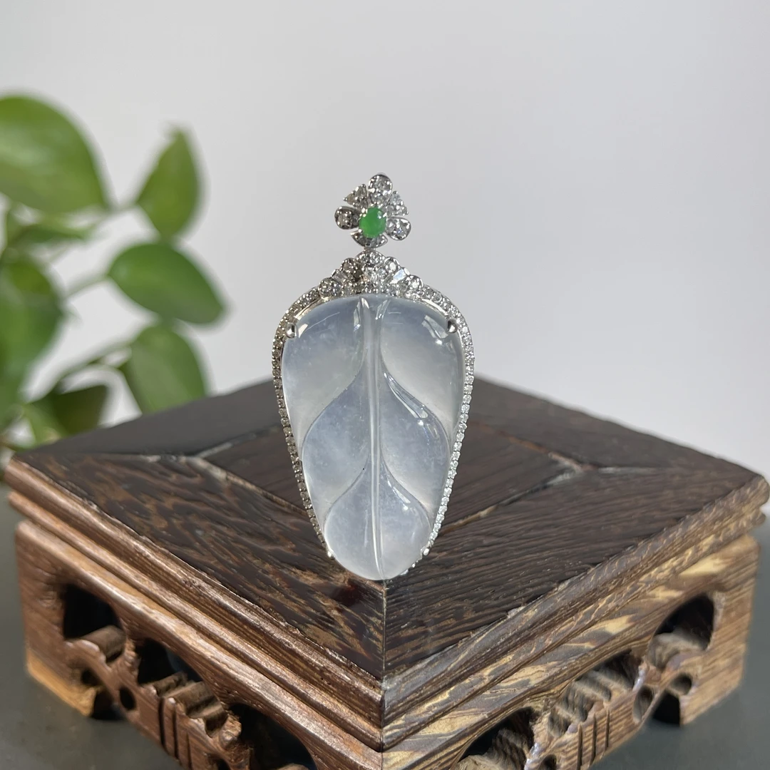 JGB18-204  天然缅甸A货翡翠  18K含钻镶嵌金枝玉叶